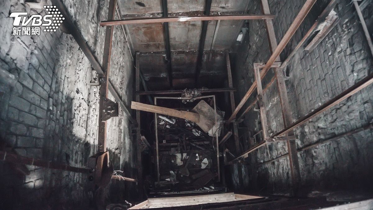 電梯5F墜地砸毀!尪心碎目睹 外國妻「騰空後摔死」奪命片曝