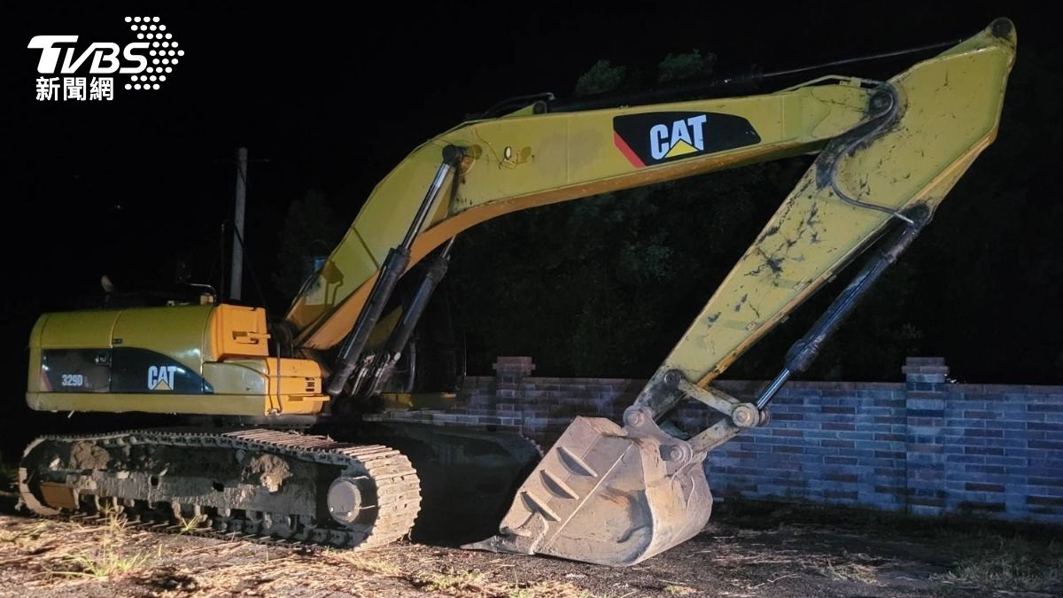 當地民眾發現在台27線1K處通往農舍的道路遭到怪手挖掘破壞。(圖/TVBS)