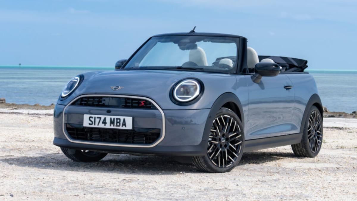 新一代Mini Cooper Convertible採用八角形的水箱護罩,並搭配新款格柵設計。(圖/翻攝自Mini)