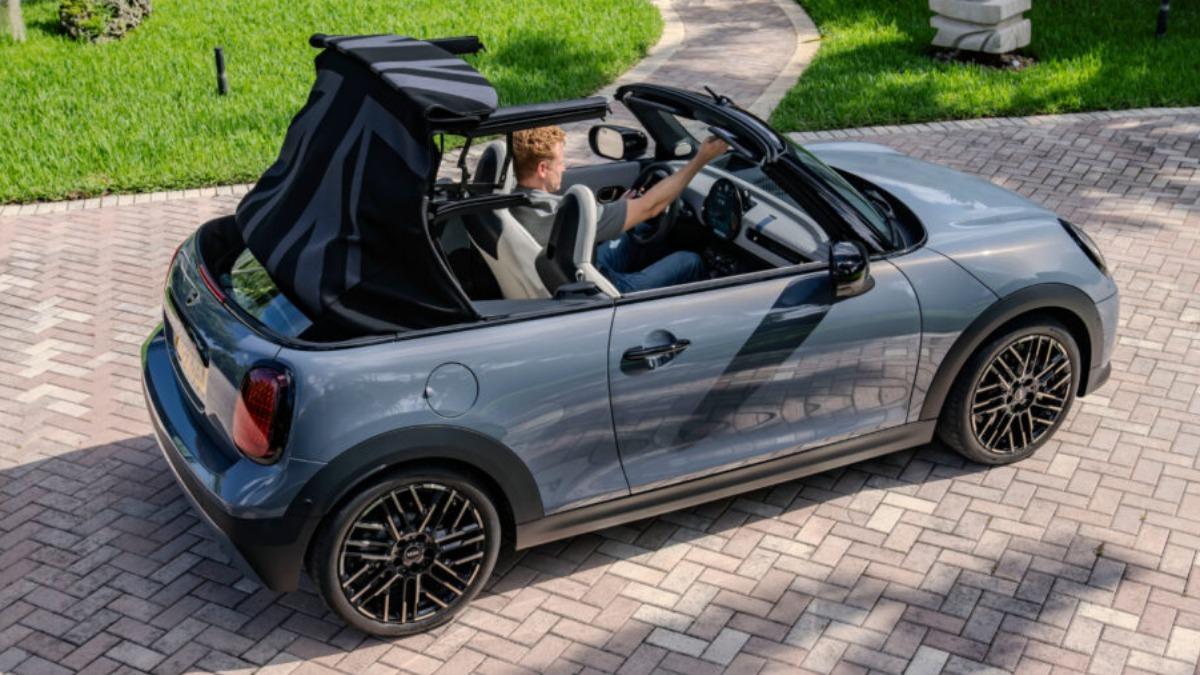 Mini Cooper Convertible在時速30km/h下都能進行電動開關篷。(圖/翻攝自 Mini)