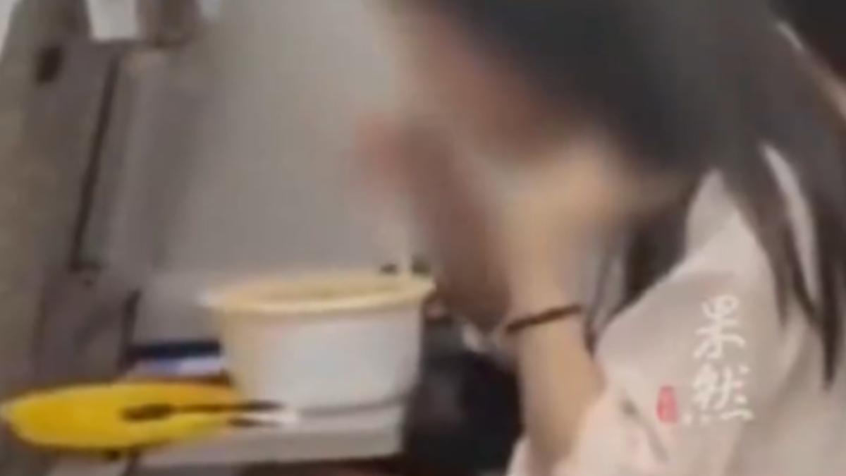 比臭豆腐更狠！陸妹子「高鐵狂嗑螺獅粉」臭氣熏天　乘客大崩潰