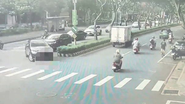 慘摔片/19歲騎士路口挑戰迴轉汽車 猛撞車頭翻180度