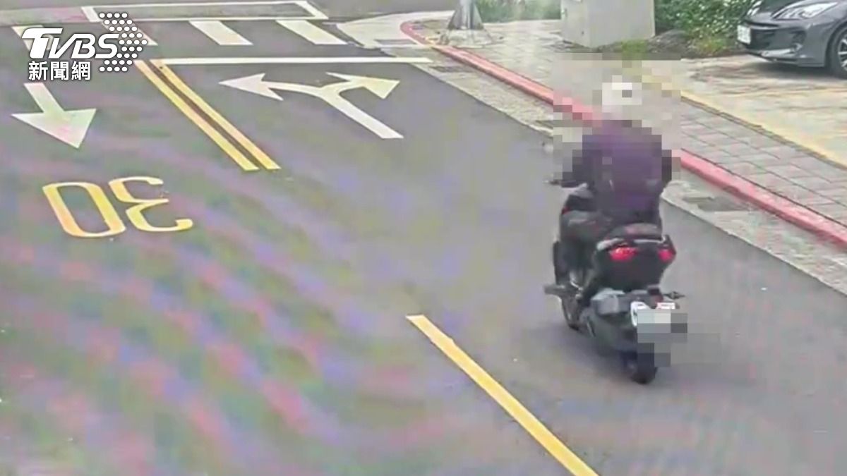 嫌犯騎車身影。(圖/TVBS)