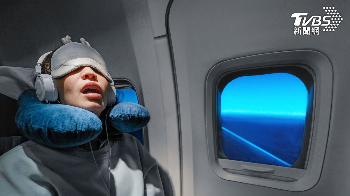 搭機旅行時被時差影響是許多人共同的難題。（示意圖／達志影像shutterstock）