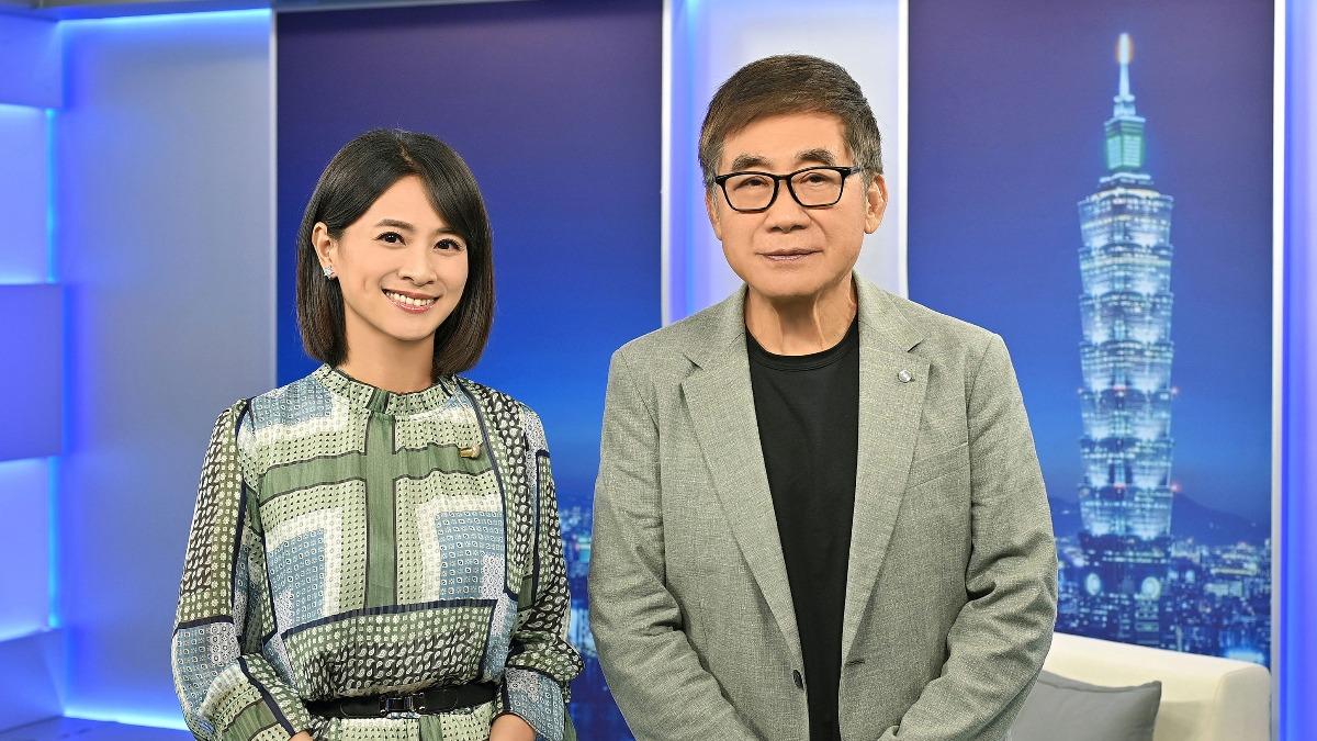 梁修身(右)接受台視《台灣名人堂》侯乃榕專訪。(圖/台視提供)