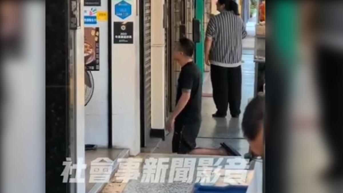 台中黑衣男騎樓前「雙膝下跪討債」！民眾看傻報警　結局曝光