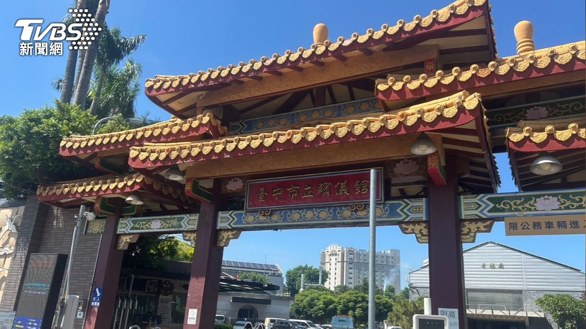 遺體目前載回台中崇德殯儀館安置。(圖/林冠丞攝)