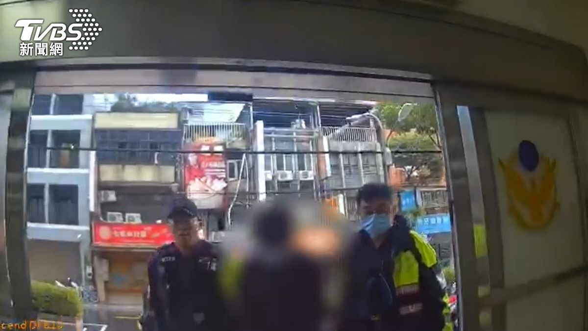 警方逮捕馬來西亞籍車手。(圖/TVBS)