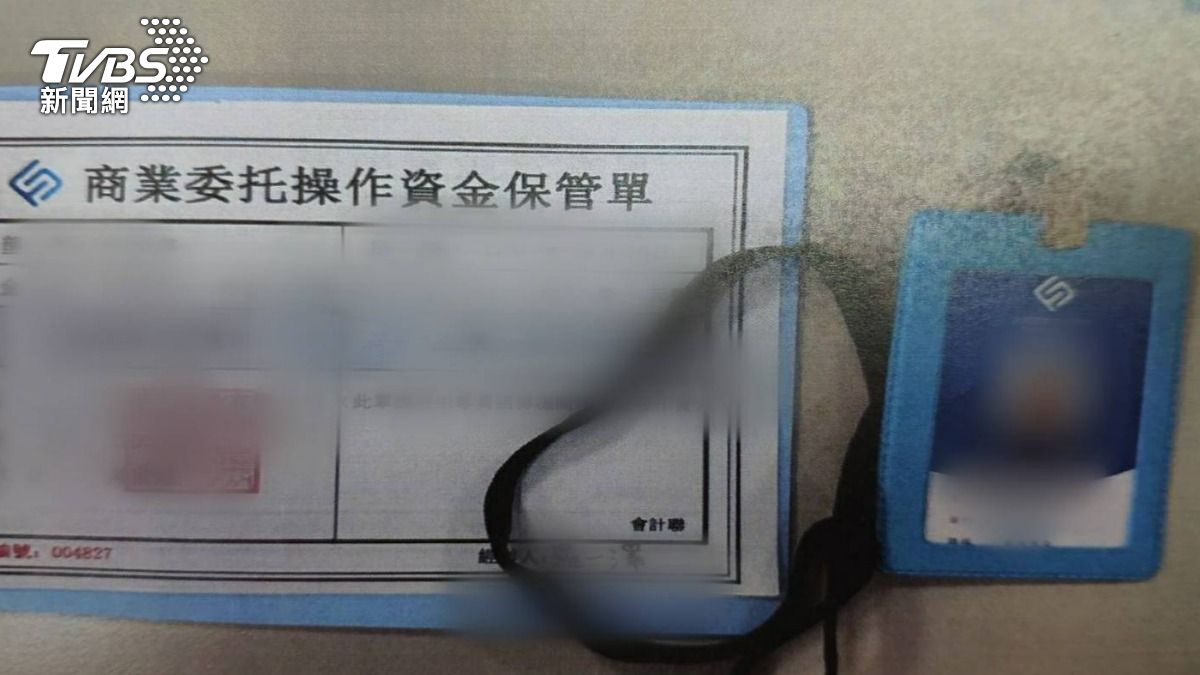 警方查扣假證件、收據等證物。(圖/TVBS)