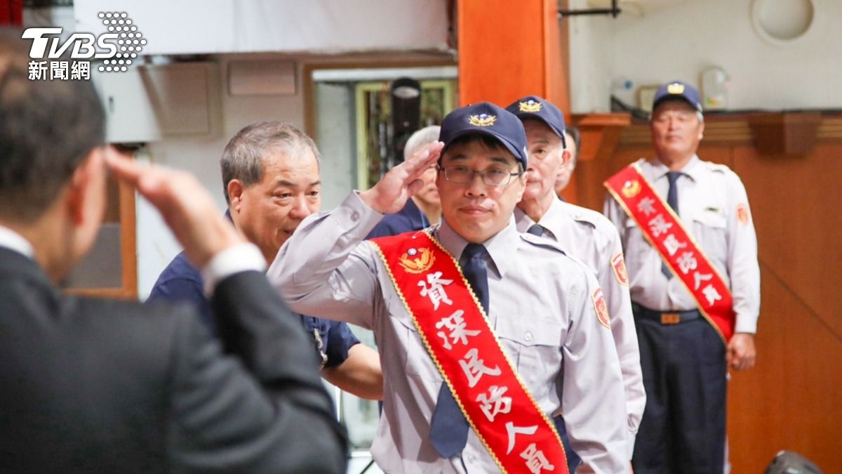 新北市長侯友宜表揚資深民防人員。（圖／TVBS）