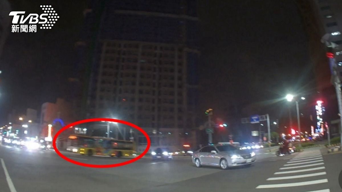 東海女大生遭撞死後,巨業疑又闖紅燈。(圖/TVBS)
