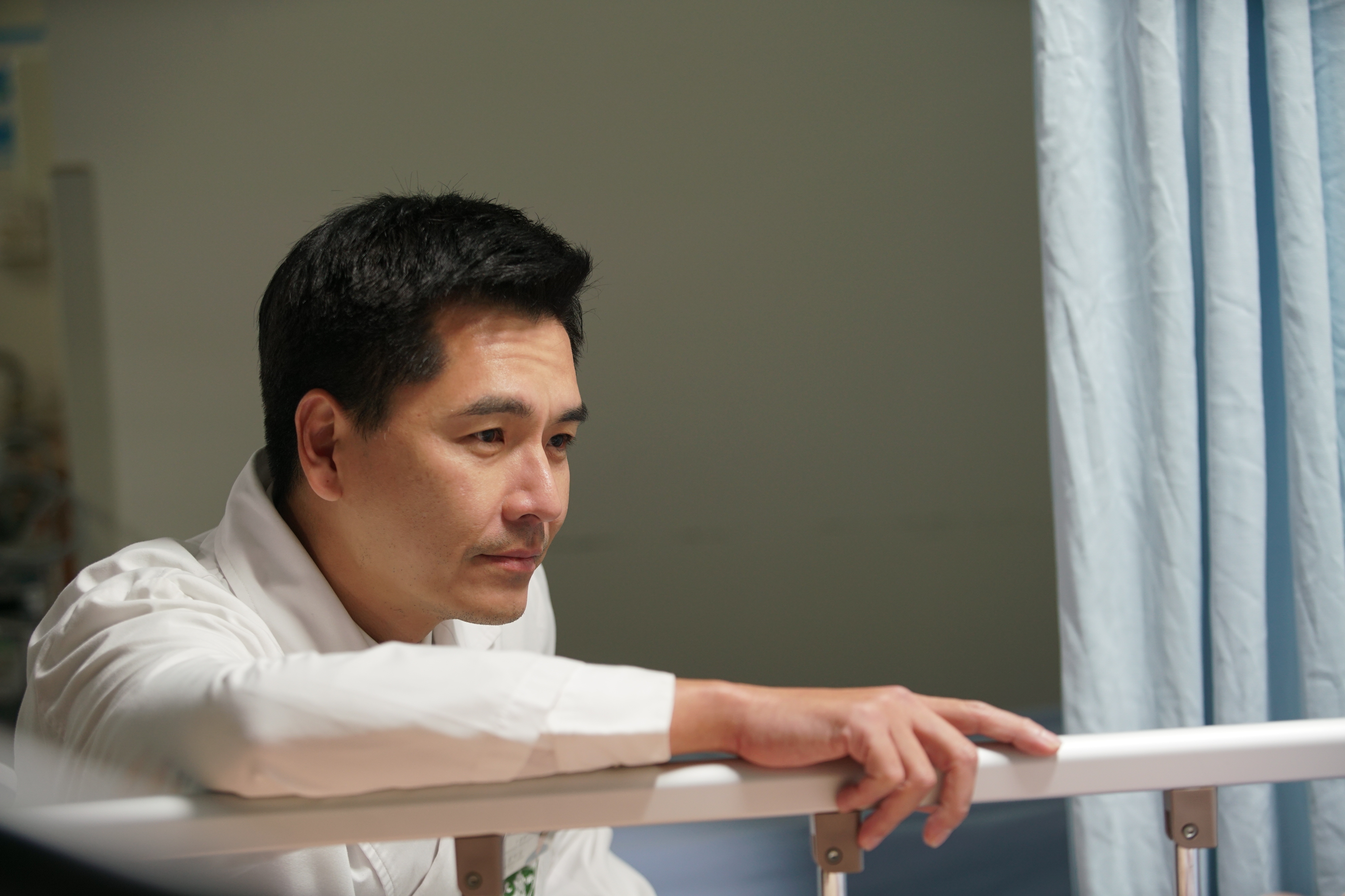 王傳一飾演派駐大埔的中醫師,每週上山一趟已堅持20多年。(圖/大愛提供)