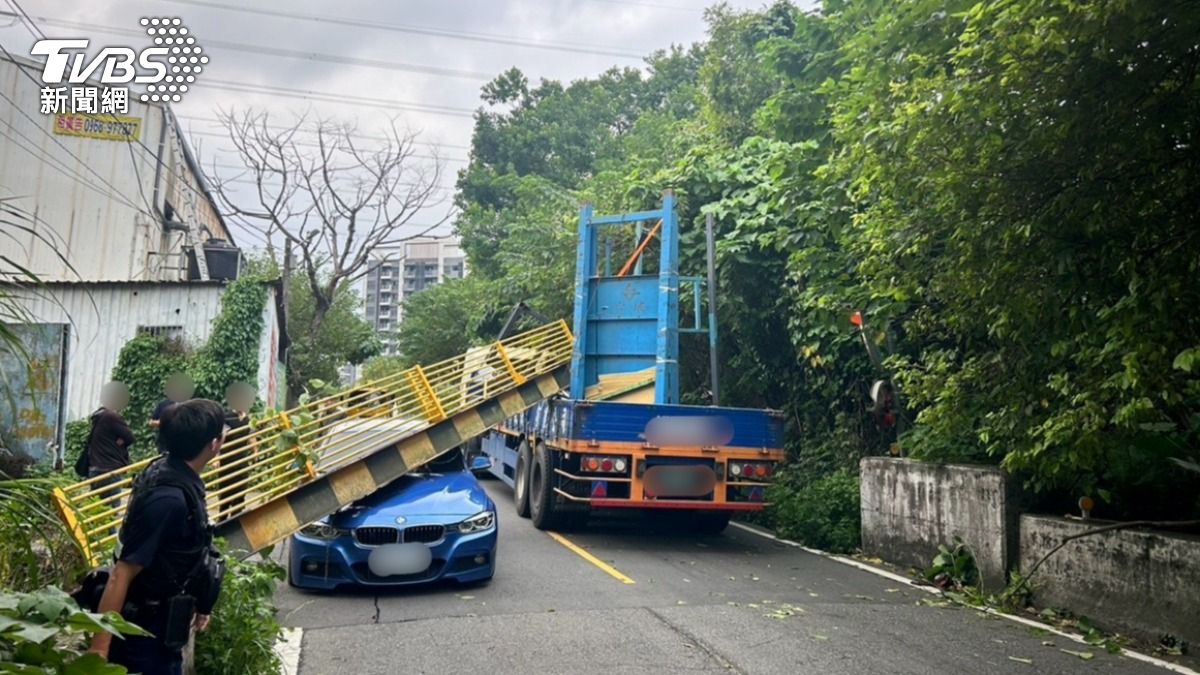 大貨車撞翻限高架害BMW轎車被砸 駕駛被抓包酒駕
