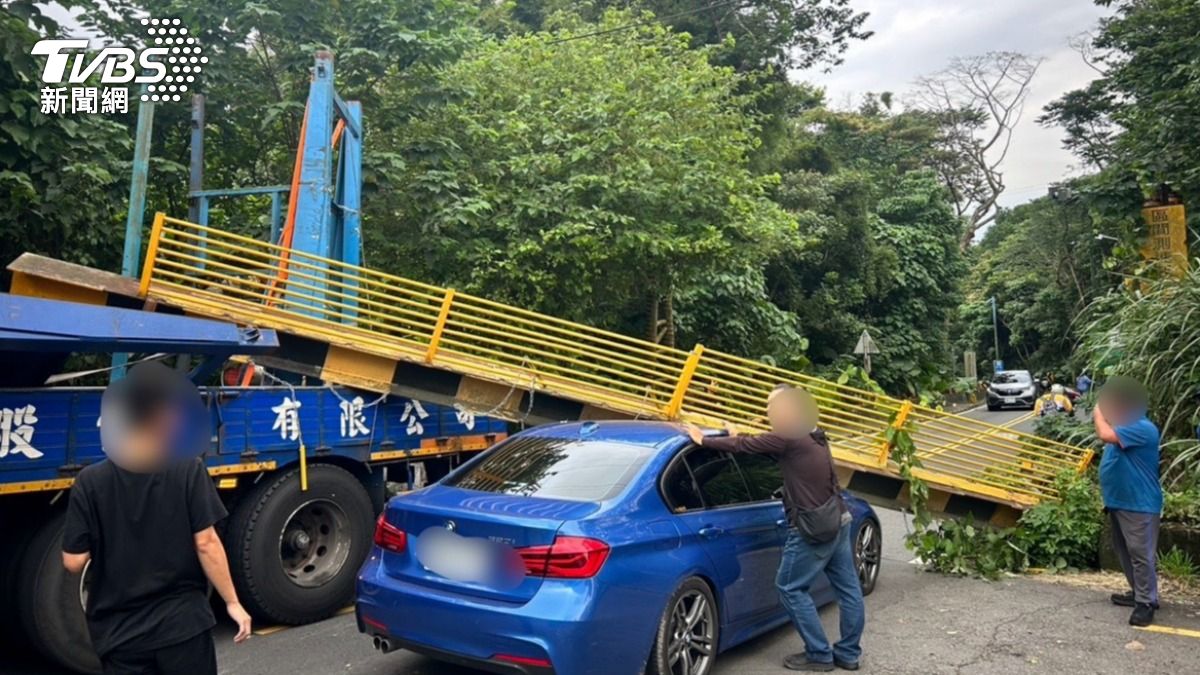 大貨車撞倒限高架，當場砸中經過的BMW轎車。（圖／TVBS）
