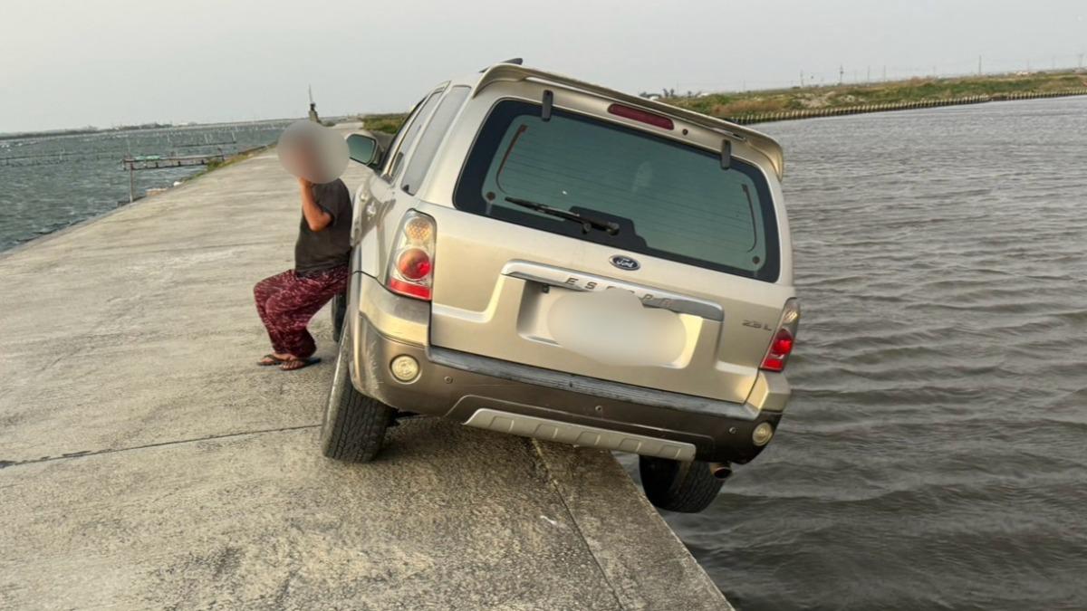 整輛車差點掉進去海埔地,駕駛見狀逃出來求救。(圖/張家班提供)