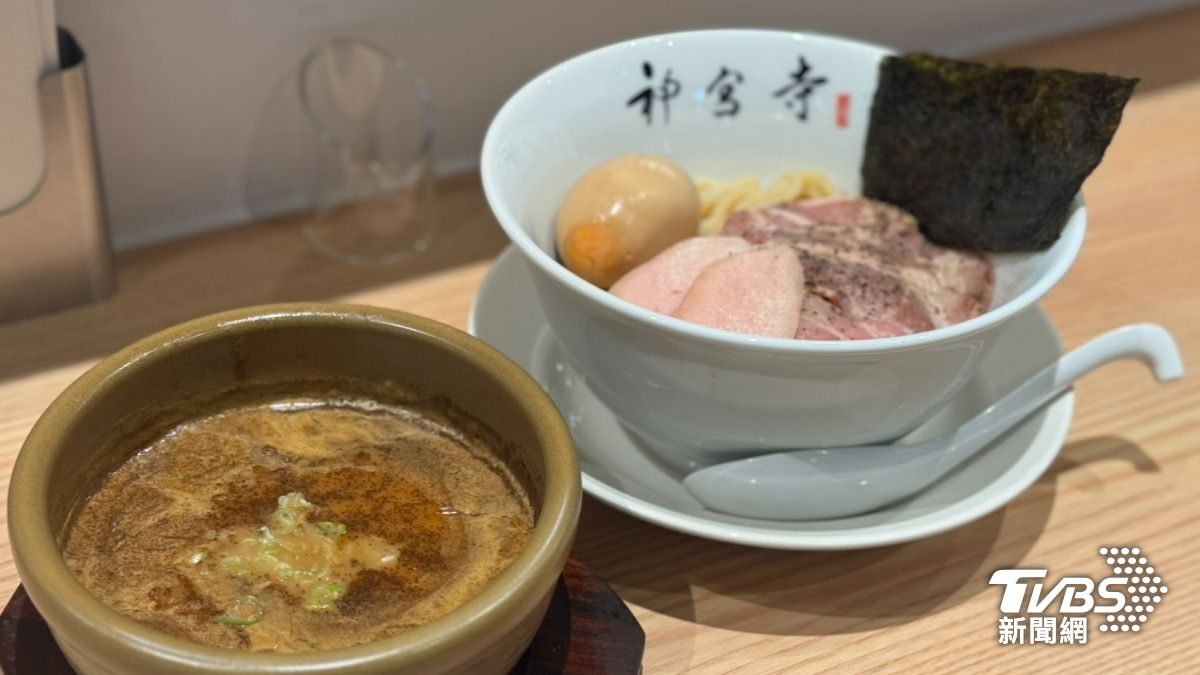 以創新的二層泡鷄白湯拉麵為招牌。(圖／林雅婷攝)