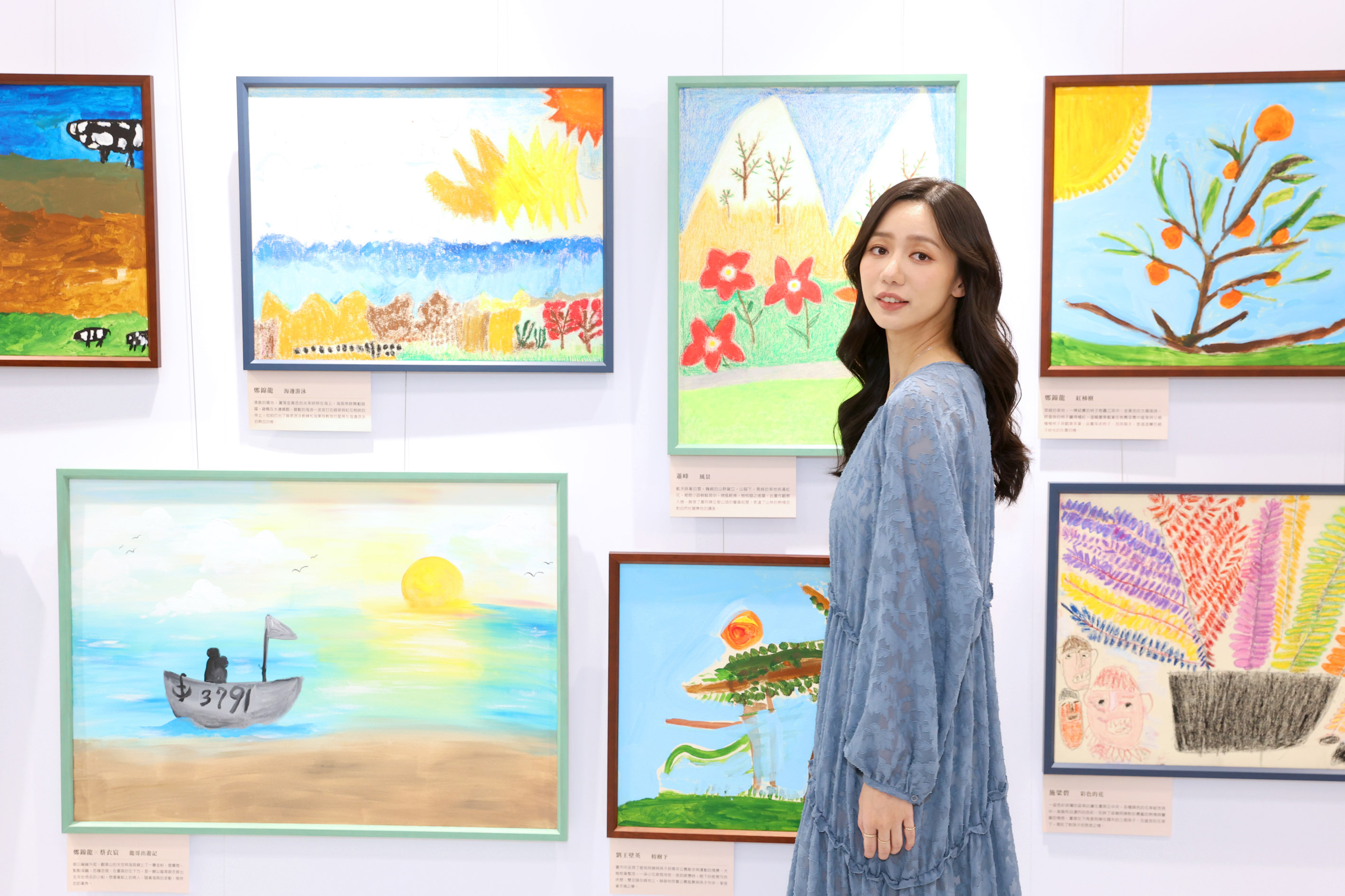張菁菁陪伴失智老人創作 。(圖/伊林娛樂提供)