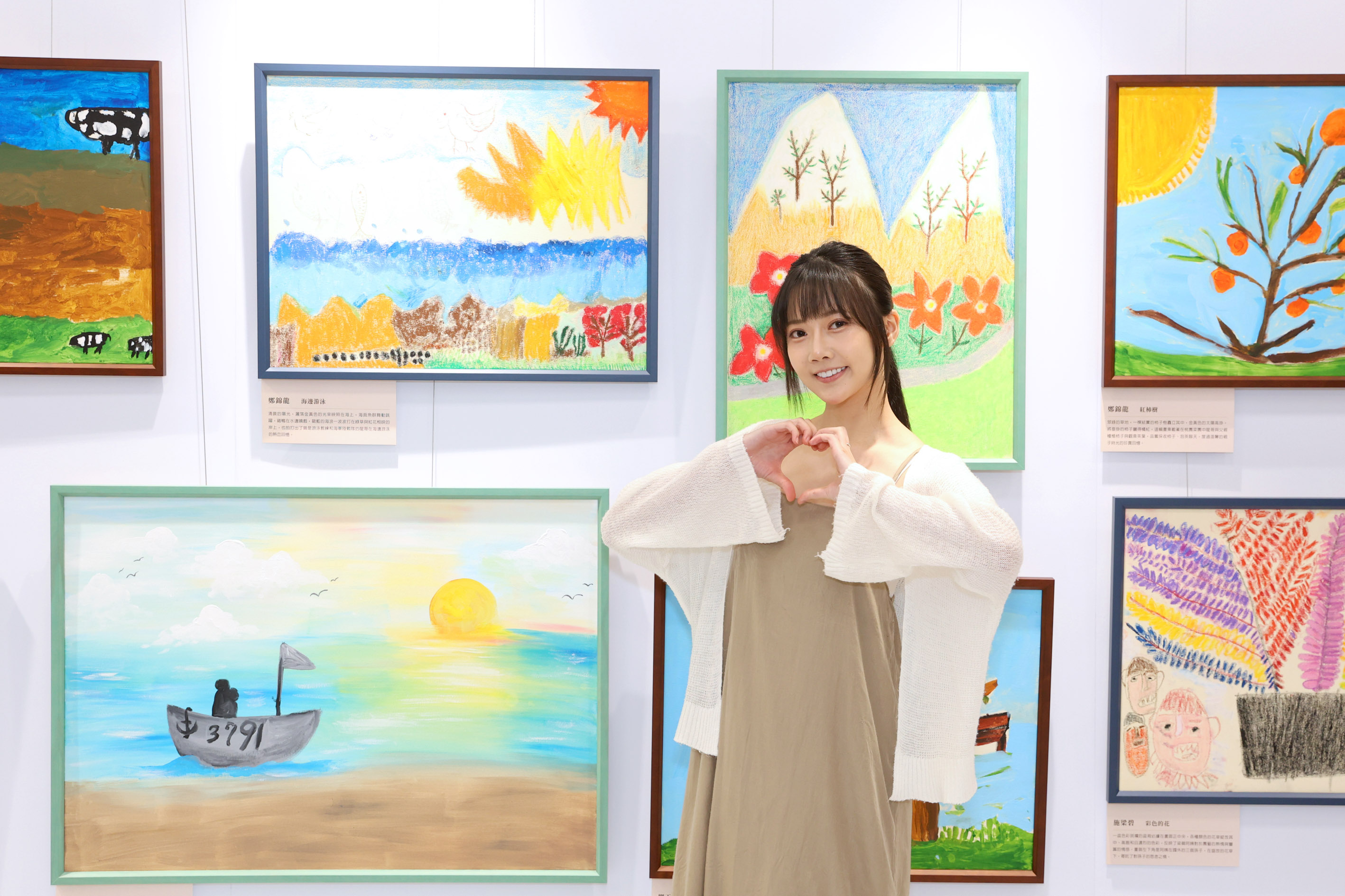 蔡衣宸共同參與創作並出席畫展。(圖/伊林娛樂提供)
