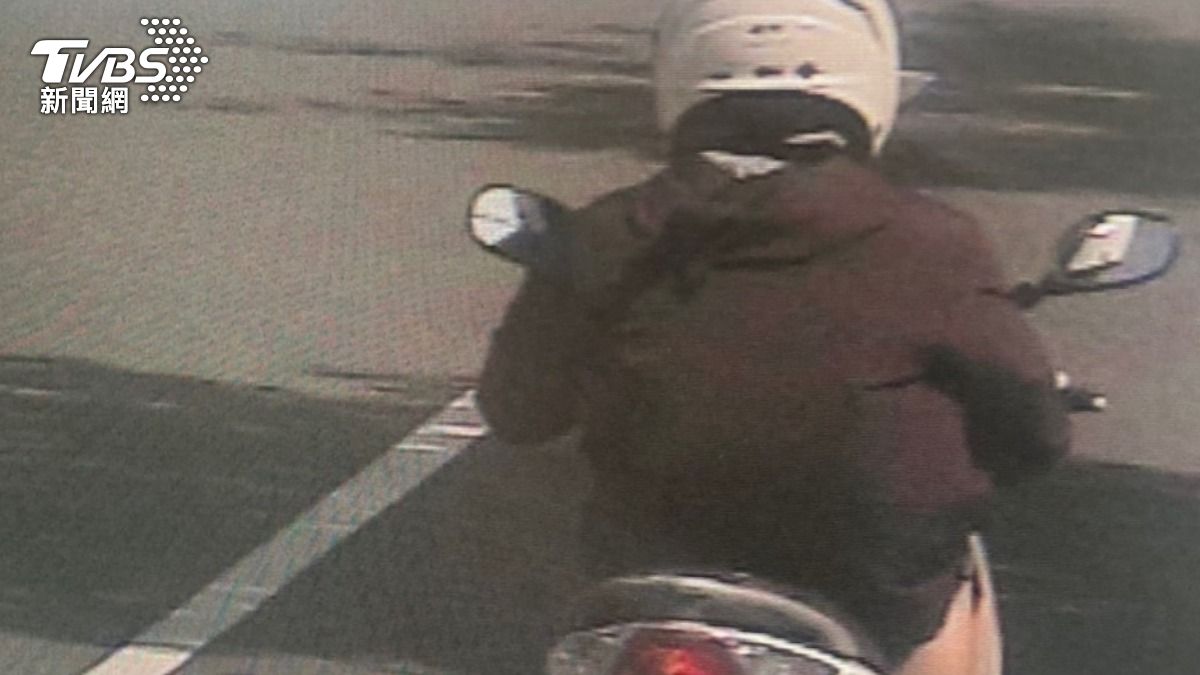 警方調閱周遭監視器，鎖定凌男逃逸路線。（圖／TVBS）