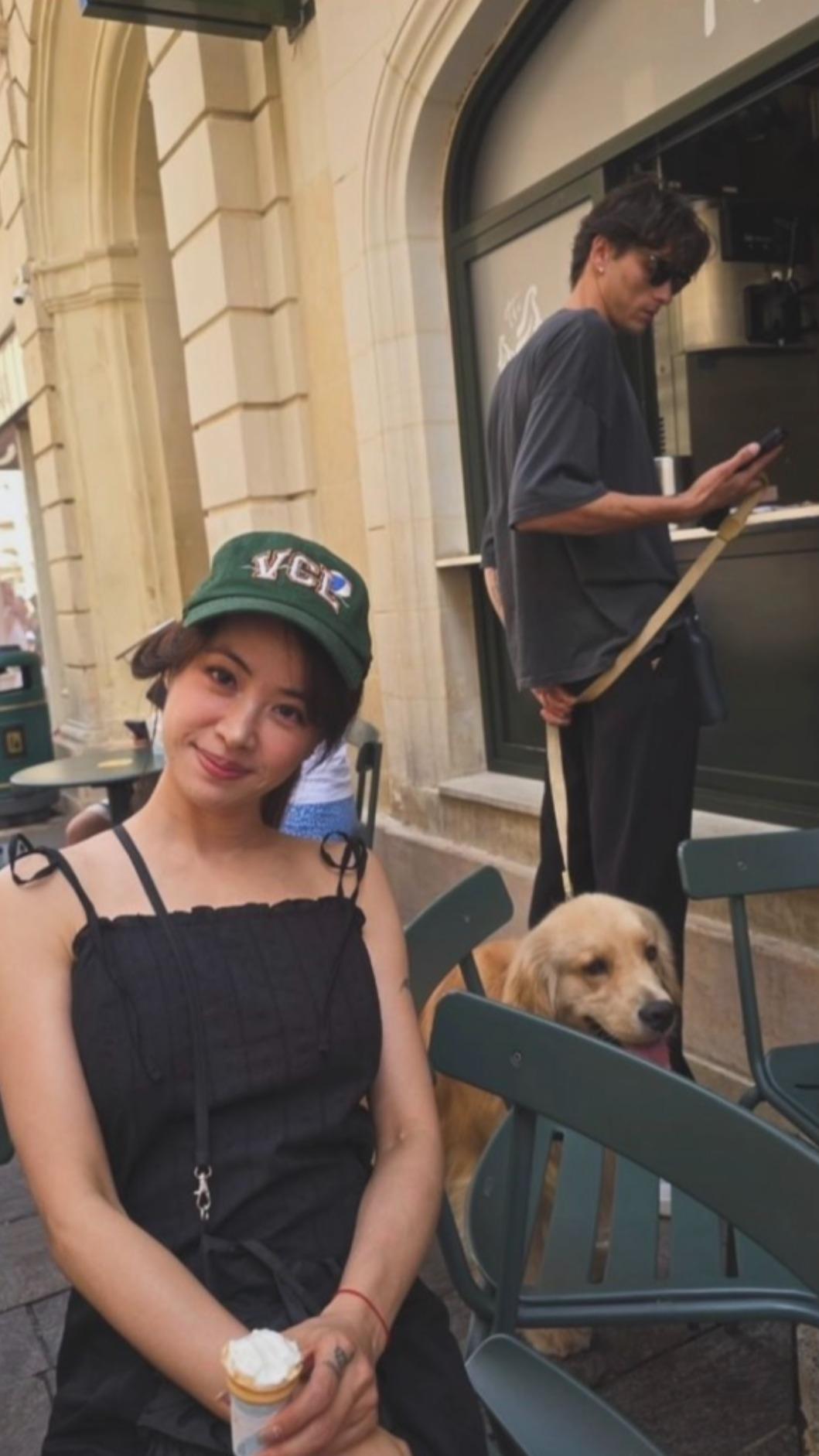 Jolin特別分享在街邊吃冰的休閒照，被粉絲虧趁機和帥哥合照。（圖／翻攝自蔡依林IG）