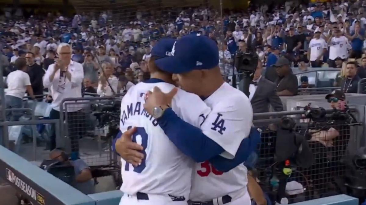山本由伸退場時獲得總教練羅伯茲的大擁抱。(圖/翻攝自X@MLBONFOX)