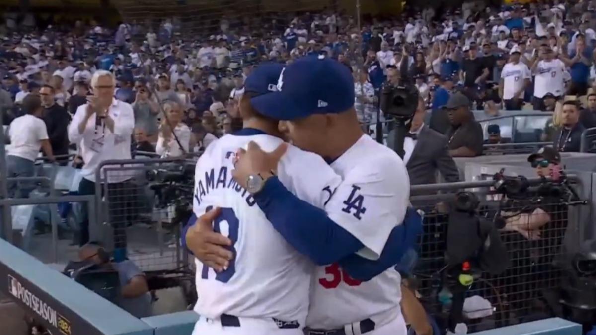 山本由伸退場時獲得總教練羅伯茲的大擁抱。(圖/翻攝自X@MLBONFOX)