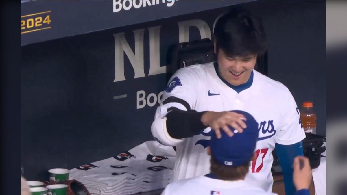 山本由伸被大谷翔平「摸頭鼓勵」。(圖/翻攝自X@MLBONFOX)