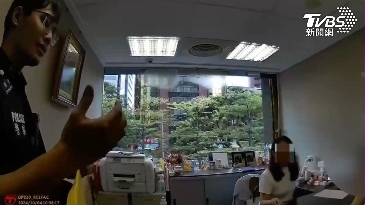 松山警與行員聯手阻止游女匯款。(圖/TVBS)