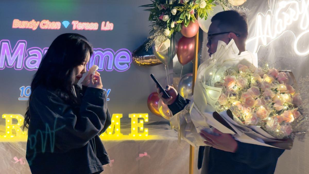 樞育向女友Teresa求婚成功,女方數度感動落淚。(圖/宇宙信號提供)