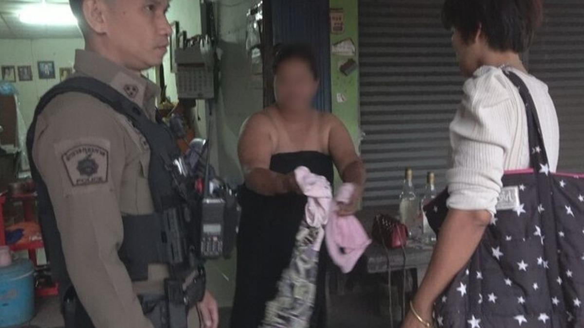 印度23歲女被泰男冤枉偷錢!怒「脫內衣褲扔警」裸體自清