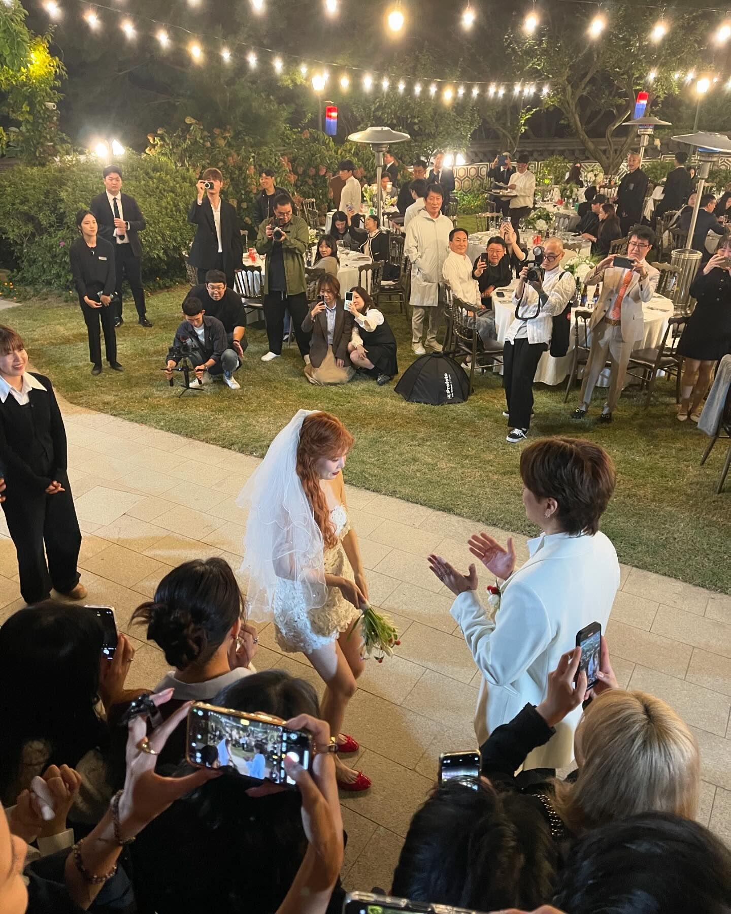 泫雅身穿超辣迷你裙婚紗結婚。（圖／翻攝自洪錫天SNS）