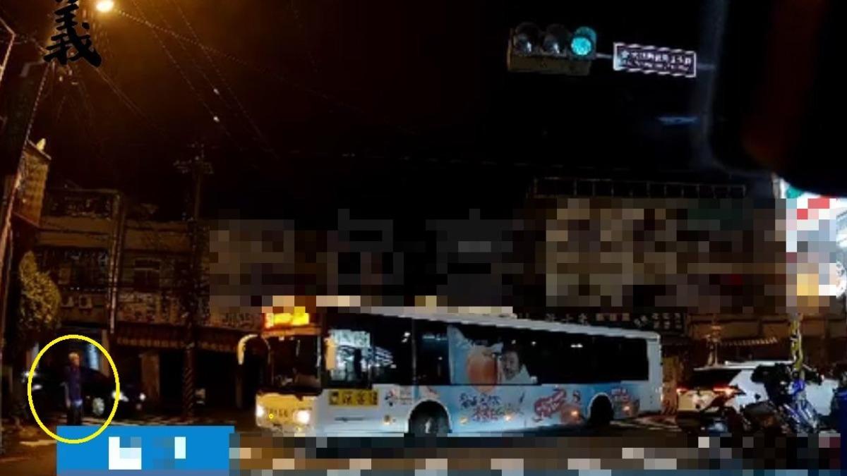 公車撞上行人。(圖/翻攝自黑豪企業)