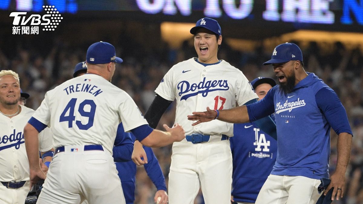 大谷翔平興奮地與道奇隊友慶祝。（圖／達志影像路透社）