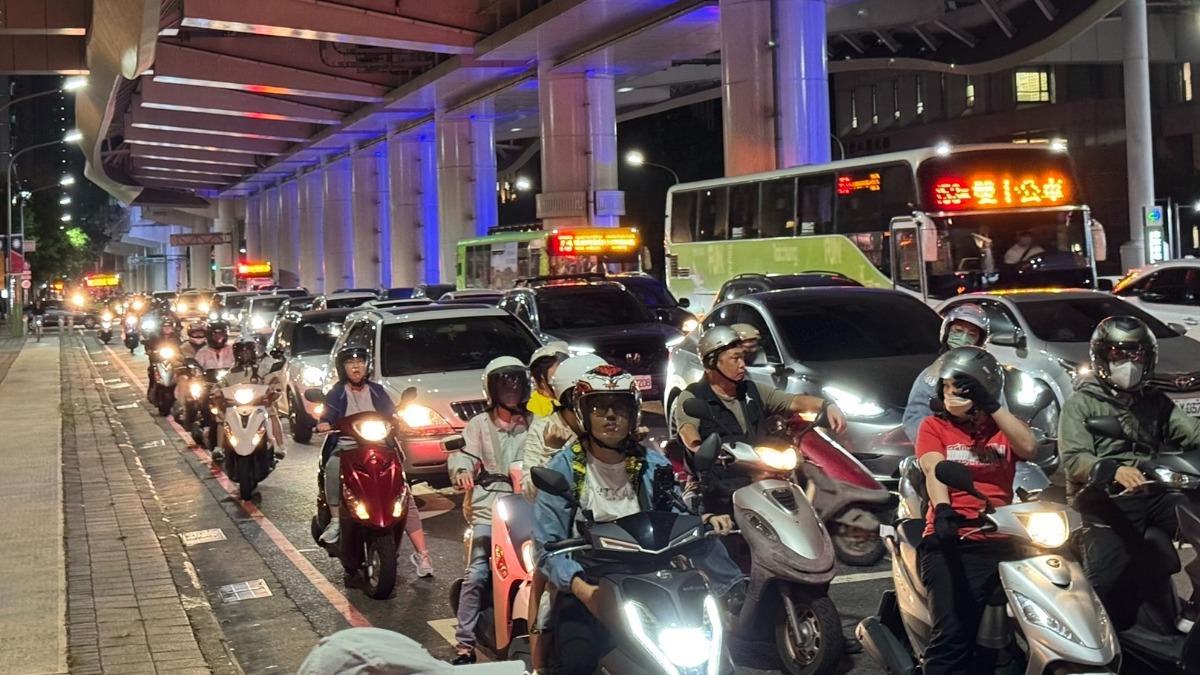 台中市民每行駛10公里,需要花26分50秒。(圖/民進黨台中市議員江肇國提供)