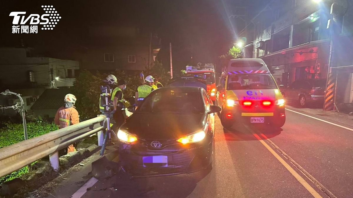 淡水北新路一段車禍現場。（圖／TVBS）