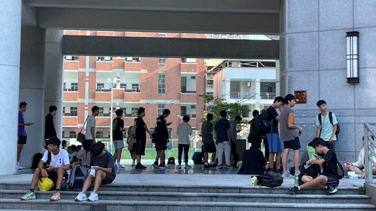 中一中生放假到校搶座位 校長:學霸是努力出來的