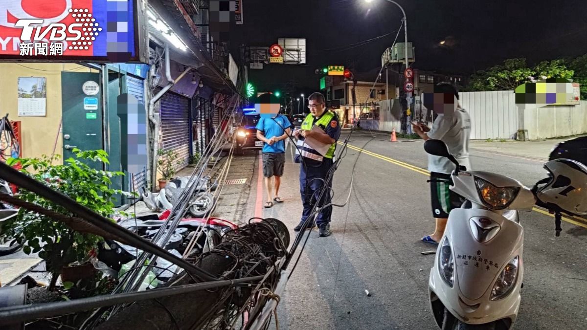 葉男低頭撿麵包,車子衝撞電線桿跟6部機車 。(圖/TVBS)