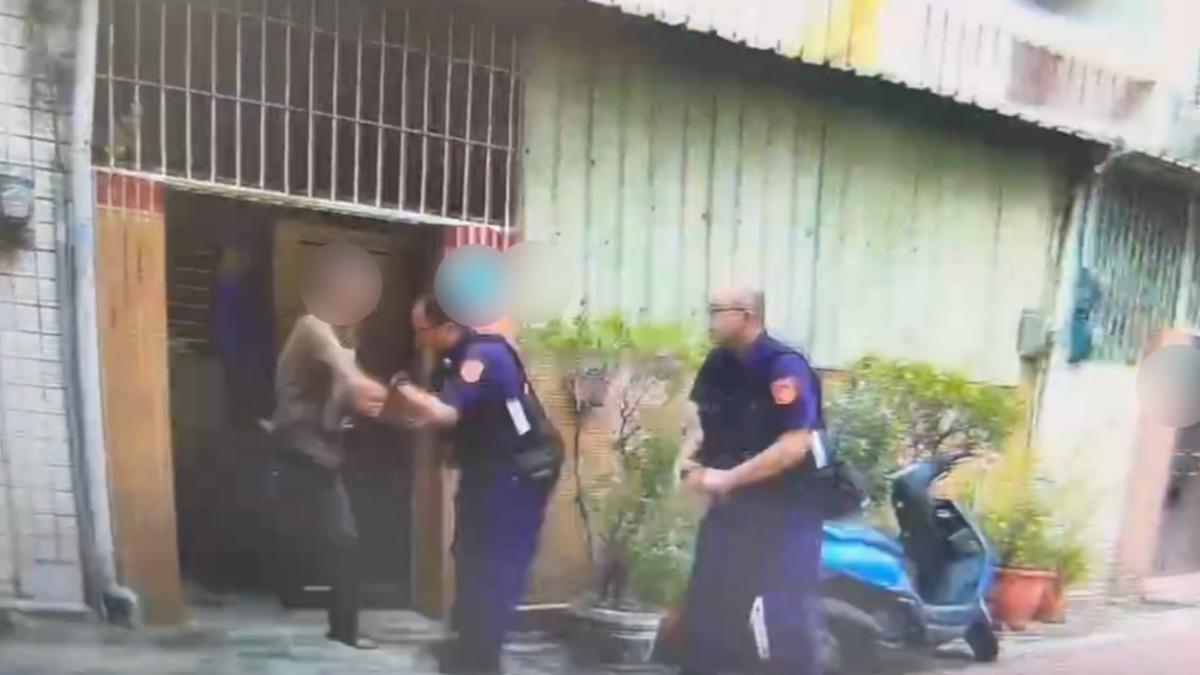 劉男一開門就拿出預藏的水果刀往警方腹部猛刺。(圖/民眾提供)