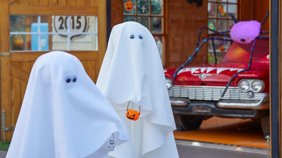 門口還有南瓜頭骷髏提著Trick or Treat糖果桶。(圖/華泰名品城提供)