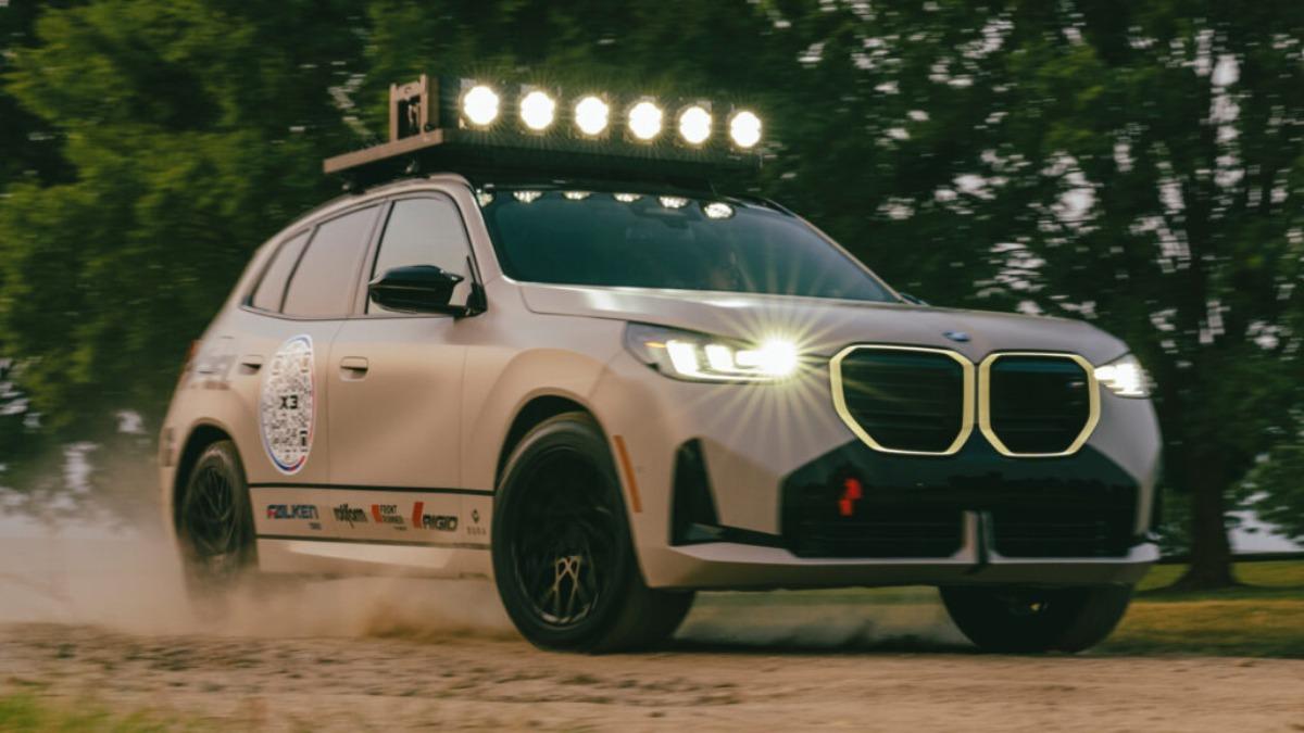 BMW針對參賽用的X3 M50 xDrive改裝,新增越野輪胎及探照燈等配備。(圖/BMW提供)