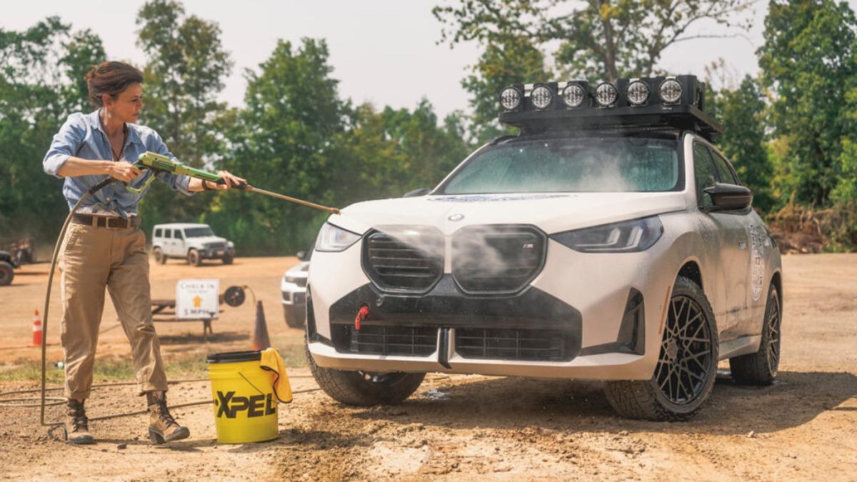 避免車輛遭砂石噴濺而傷,外觀也貼上XPEL保護膜。(圖/BMW提供)