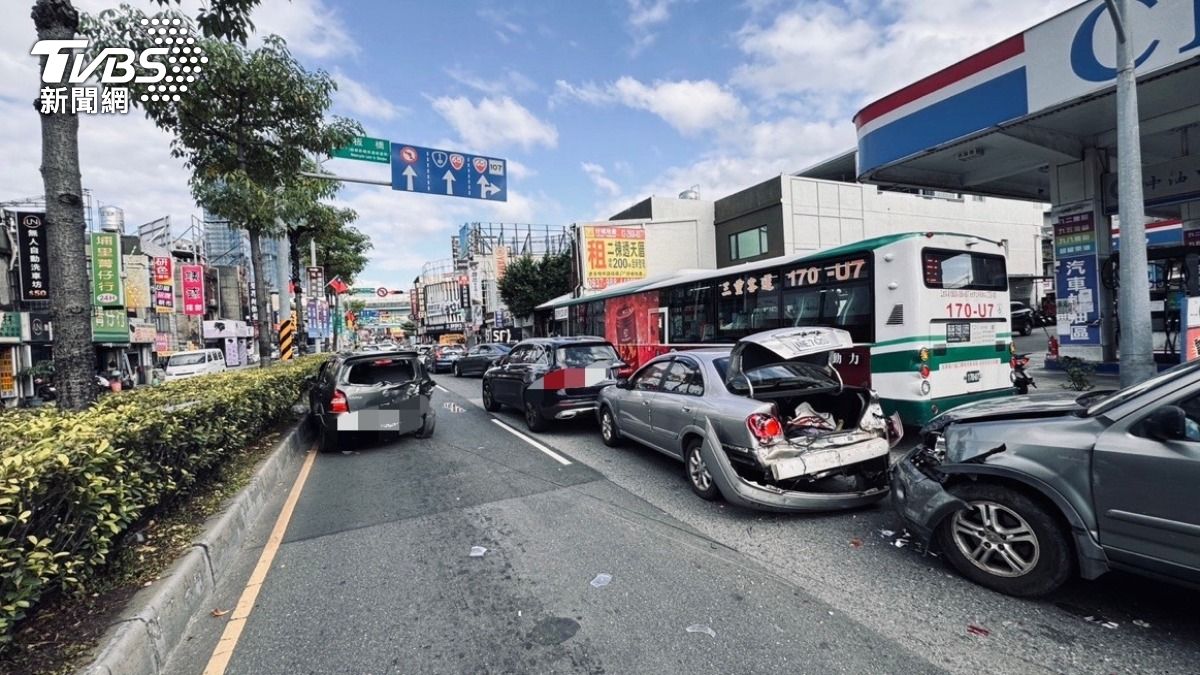 快訊／新莊中正路交通大亂　4車連環追撞佔據2車道