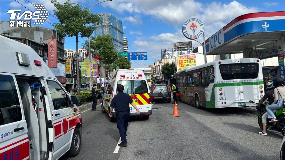 新莊中正路連環車禍,佔據2車道。(圖/TVBS)
