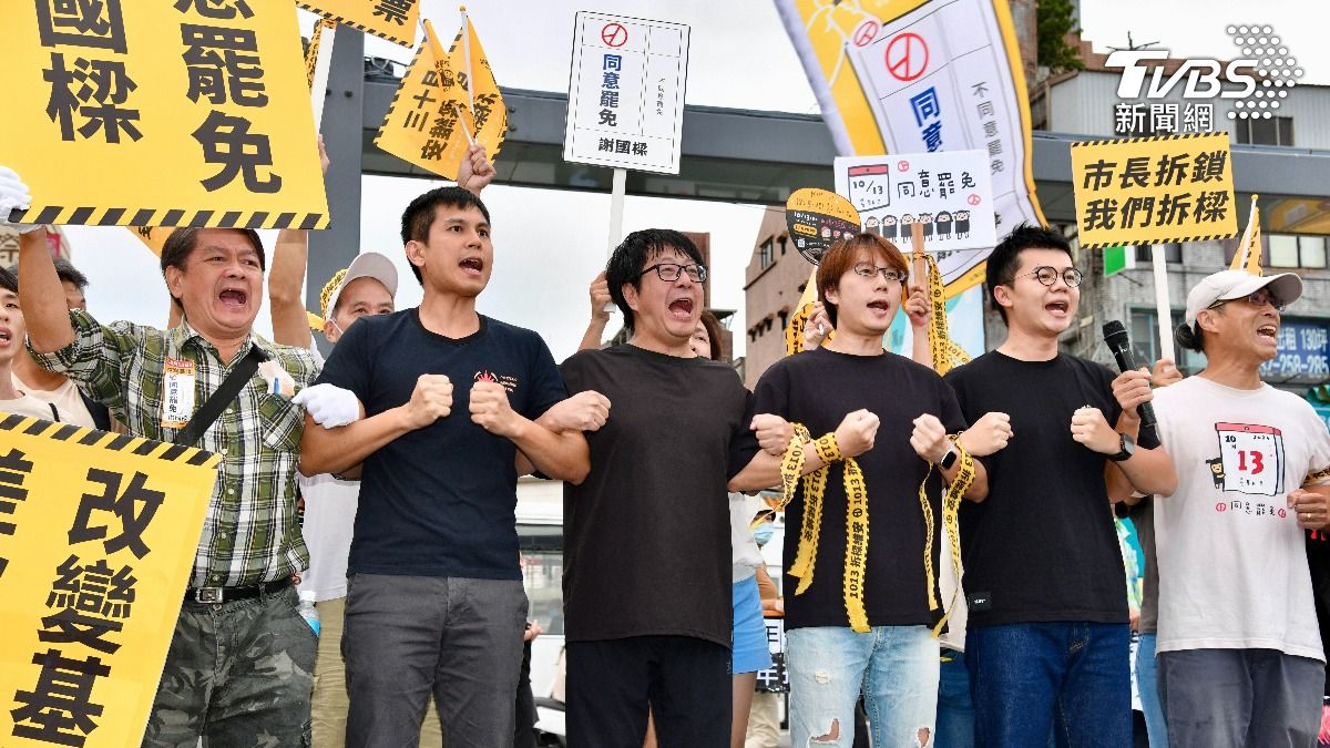 罷樑團體在基隆海洋廣場舉行牽手聚會,高雄罷韓四君子也現身相挺宣講罷樑。(圖/胡瑞麒攝)