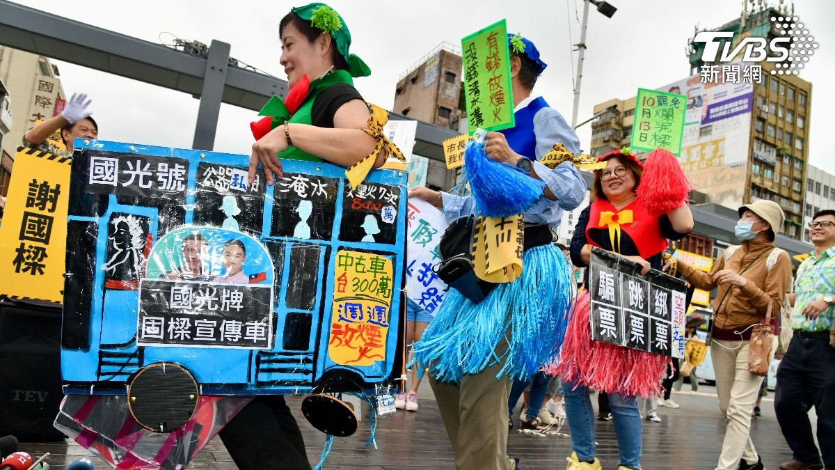 罷樑支持者自製手板參與聚會。(圖/胡瑞麒攝)