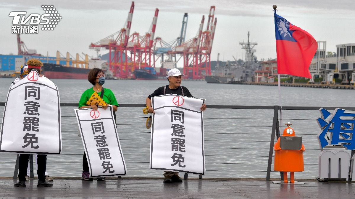 罷樑支持者街頭喊話民眾明日出門投下「同意罷免」。(圖/胡瑞麒攝)