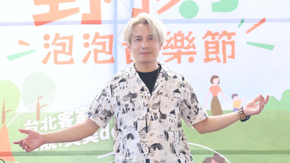 老闆兼打雜!金曲歌王失眠累壞了 上台前灌雞精補一下