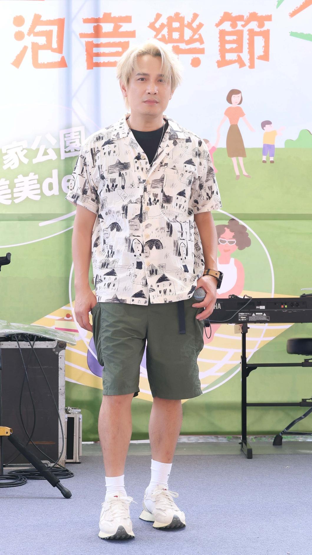 羅文裕累到體力透支，表演前還先喝雞精才上台。（圖／台北市客家文化基金會提供）