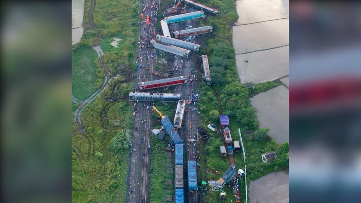 曝光的空拍畫面中,可以見到火車相撞後大量車廂橫躺在地上、甚至有交疊的狀況發生。(圖/翻攝自X@AslamShaikh_MLA)