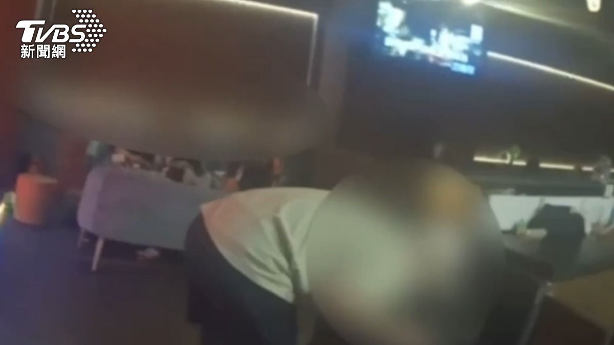 高雄通緝男酒吧狂歡 遇臨檢演很大「狂吐跑廁所」警傻眼
